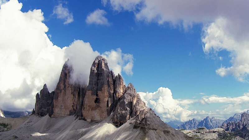 Vor rund 200 Millionen Jahren waren die Dolomiten, hier die Drei Zinnen, noch Korallenriffe. Die Felslandschaft wurde 2009 ins UNESCO Weltnaturerbe aufgenommen. – Bild: Bergblick