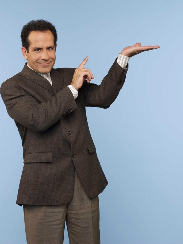 (6. Staffel) – Adrian Monk (Tony Shalhoub) besitzt ein fotografisches Gedächtnis und auch seine Fähigkeiten, Fälle zu lösen sind einzigartig. – Bild: Turner /​ Courtesy of NBC Universal