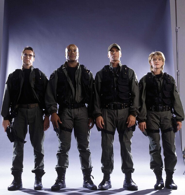 L-R: Dr. Daniel Jackson (Michael Shanks), Teal’c (Christopher Judge), Colonel Jack O’Neill (Richard Dean Anderson) und Major Samantha Carter (Amanda Tapping) – Bild: SYFY