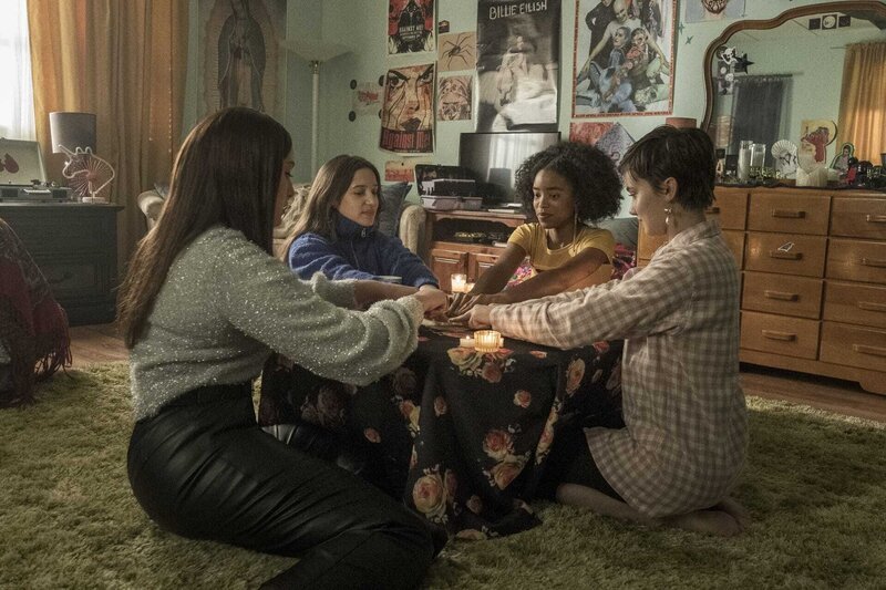 (l-r) Lourdes (Zoey Luna) Frankie (Gideon Adlon) Tabby (Lovie Simone) and Lily (Cailee Spaeny) – Bild: 2020 Columbia Pictures Industries, Inc. and Blumhouse Productions, LLC. All Rights Reserved. Lizenzbild frei