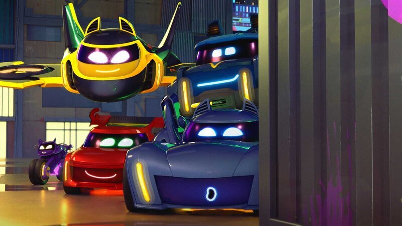 Oben, l-r: The Batwing /​ Wing ( Lilimar), Buff (Noah Bentley). Runter, l-r: Bibi (madigan Kacmar), Redbird /​ Red (Jordan Reed), The Batmobile /​ Bam (Jacob Bertrand) – Bild: © Warner Bros. Entertainment Inc. BATWHEELS and all related characters and elements are ™ of © DC