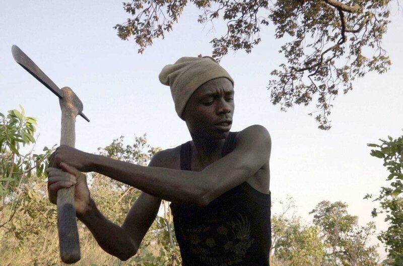 Der junge Dorfbewohner möchte in der Demokratischen Republik Kongo für seine Familie ein neues Haus bauen. – Bild: ARTE F /​ © Bathysphère /​ © Bathysphère