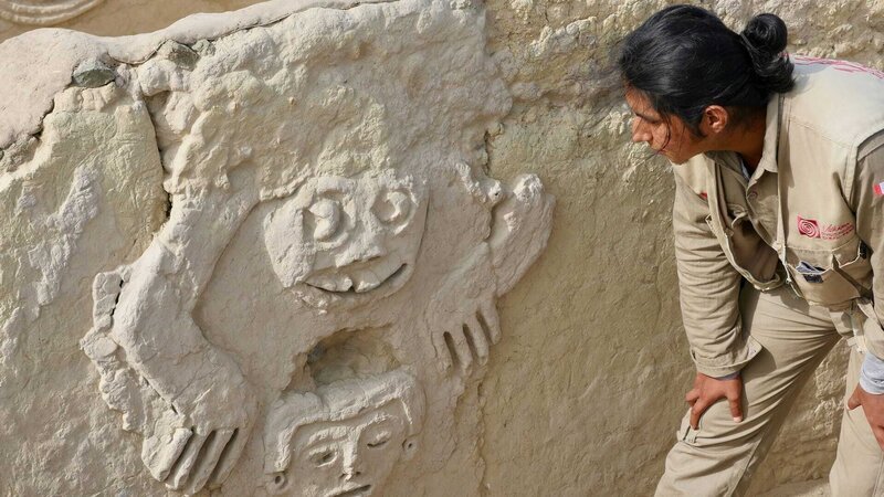 Zeugnisse der Angst: Bei der Ausgrabung des Hafens Vichama kommen rätselhafte Wandbilder zum Vorschein – zum ersten Mal nehmen die Bewohner der Zivilisation von Caral Gestalt an. – Bild: ZDF und Michael Gregor/doc.station GmbH./Michael Gregor/doc.station GmbH Zeugnisse der Angst: Bei der Ausgrabung des Hafens Vichama kommen rätselhafte Wandbilder zum Vorschein – zum ersten Mal nehmen die Bewohner der Zivilisation von Caral Gestalt an. – Bild: ZDF und Michael Gregor/doc.station GmbH./Michael Gregor/doc.station GmbH