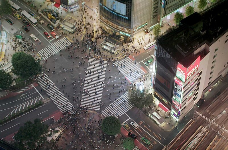 Tokios berühmteste Kreuzung in Shibuya ist immer belebt – Bild: NHK/​Gédéon /​ Tokios berühmteste Kreuzung in Shibuya ist immer belebt.