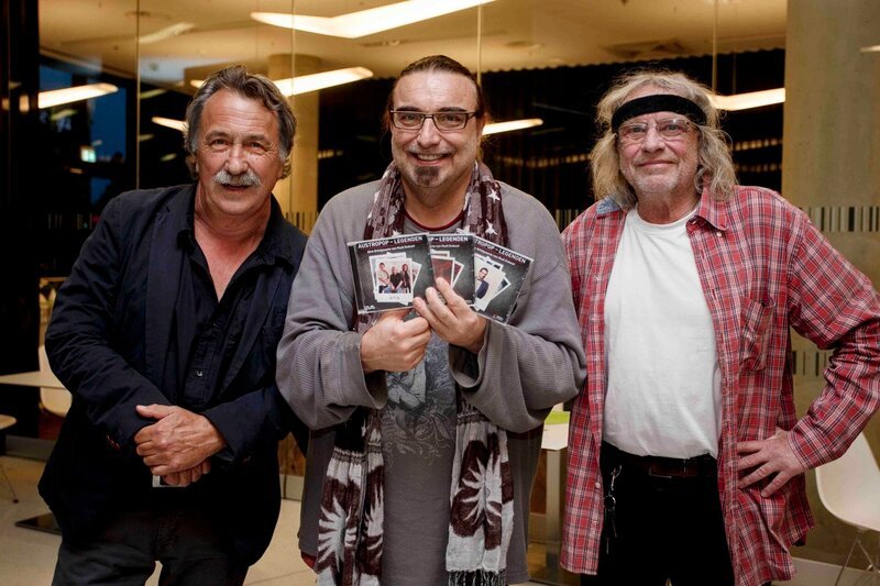 v.li.: Gert Steinbäcker, Rudi Dolezal und Schiffkowitz (Helmut Röhrling) während der Präsentation der Austropop Legenden STS von ServusTV am 01. Juni 2015 in Graz, Steiermark. – Bild: ServusTV /​ Götzhaber