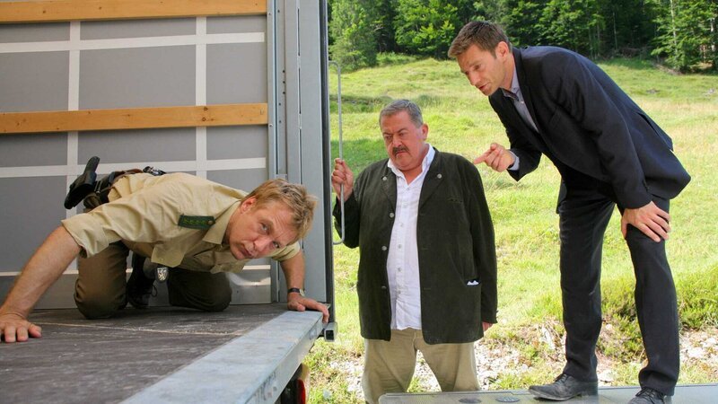 L-R: Polizist Michi Mohr (Max Müller), Kommissar Korbinian Hofer (Joseph Hannesschläger), Kommissar Sven Hansen (Igor Jeftic). – Bild: ORF/​ZDF/​Christian A. Rieger