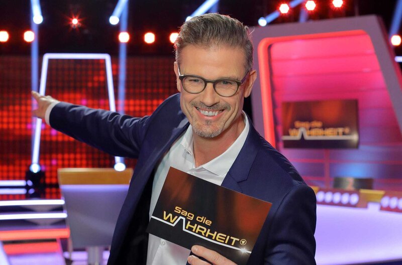 Das heutige XXL-Ratespiel mit Spaß und Schwindel, mit Moderator Michael Antwerpesund vielen Gästen – Bild: SWR/​Peter A. Schmidt