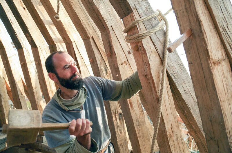 Der Zimmermann Nicolas Touchefeu arbeitet am Dachstuhl des Kapellenturms. Wie bei vielen mittelalterlichen Burgen hat er eine konische Form und wird bis zu 22 Meter hoch. – Bild: Lion Télévision/Alle Rechte vorbehalten / Der Zimmermann Nicolas Touchefeu arbeitet am Dachstuhl des Kapellenturms. Wie bei vielen mittelalterlichen Burgen hat er eine konische Form und wird bis zu 22 Meter hoch. Der Zimmermann Nicolas Touchefeu arbeitet am Dachstuhl des Kapellenturms. Wie bei vielen mittelalterlichen Burgen hat er eine konische Form und wird bis zu 22 Meter hoch. – Bild: Lion Télévision/Alle Rechte vorbehalten / Der Zimmermann Nicolas Touchefeu arbeitet am Dachstuhl des Kapellenturms. Wie bei vielen mittelalterlichen Burgen hat er eine konische Form und wird bis zu 22 Meter hoch.
