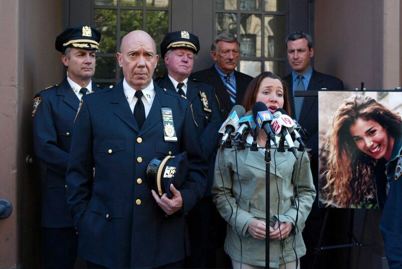 Law & Order: Special Victims Unit „Tragedy“ Scene: 18 (ext) Street (L-R) (front) Dann Florek, Marisa Ryan (Laura Bergeron) Photographer: Will Hart ©2003 Universal Network Television, LLC. All rights reserved.Law & Order: Special Victims Unit „Tragedy“ Scene: 18 (ext) Street (L-R) (front) Dann Florek, Marisa Ryan (Laura Bergeron) Photographer: Will Hart ©2003 Universal Network Television, LLC. All rights reserved. – Bild: 2003 Universal Network Television ©13TH STREET Photocredit Mandatory, Editorial Use Only, NO archive, NO Resale