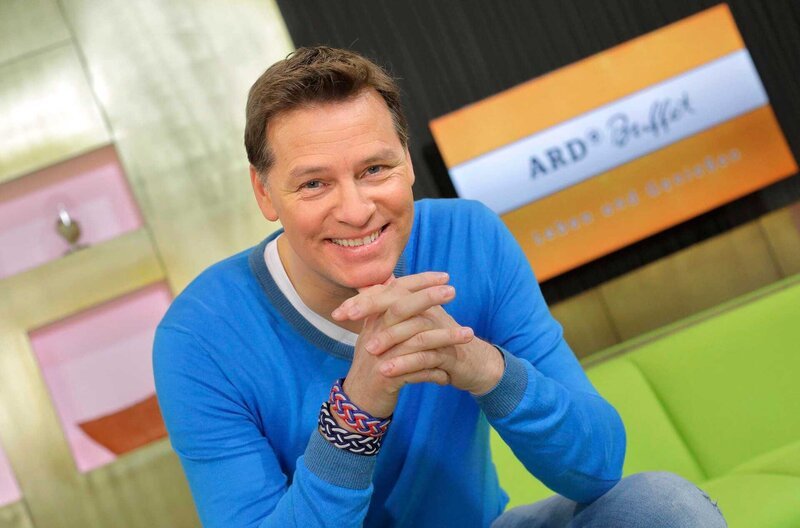 SÜDWESTRUNDFUNK ARD-Buffet – leben & genießen – Holger Wienpahl as host. – Bild: SWR/​Peter A. Schmidt /​ SWR-Presse/​Bildkommunikation