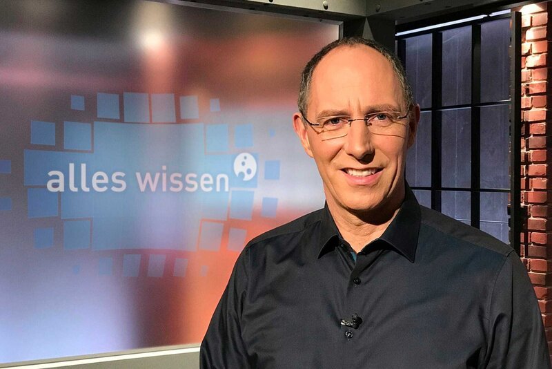 Moderator Thomas Ranft präsentiert Verblüffendes aus der Welt des Wissens. – Bild: HR/​Mike Dietrichs