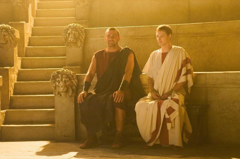 Octavius (Simon Woods, re.) ist zufrieden, dass Pullo (Ray Stevenson) mit ihm in den Krieg gegen Marc Anton ziehen wird. – Bild: TVP /​ Zdjęcia mogą być wykorzystane do jednorazowej publikacji prasowej ilustrującej aktualny program TVP S.A. na dany tydzień.