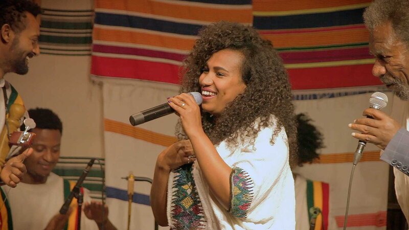 Die Azmari-Sängerin Nardos Wude Tesfaw bei einem Auftritt im Kulturclub Fendika in Addis Abeba – Bild: ZDF und Johann Feindt.