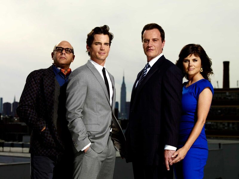 Ein unkonventionelles Team im Kampf gegen verschiedenste Kriminalfälle von Kunst- bis Diamantenraub: (v.li.) Mozzie (Willie Garson), Neal Caffrey (Matt Bomer), Peter Burke (Tim DeKay) und Elizabeth Burke (Tiffani Thiessen). – Bild: Warner TV Serie