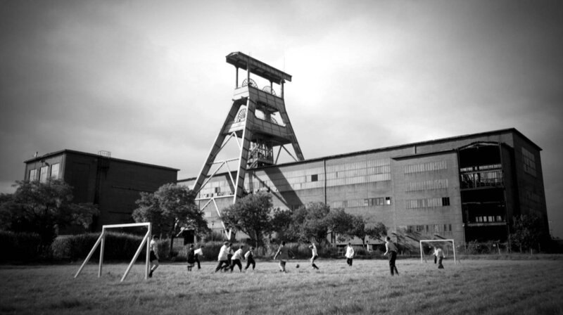 Fußball im Schatten der Zechentürme: Tradition im Revier. – (Spielszene aus dem Film. Die Kinder tragen historische Kostüme) – Bild: WDR Fußball im Schatten der Zechentürme: Tradition im Revier. – (Spielszene aus dem Film. Die Kinder tragen historische Kostüme) – Bild: WDR