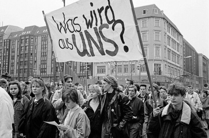 Die DDR im Sommer ’90: ein Land zwischen zwei Gesellschaftssystemen, zwischen Nichtmehr und Nochnicht. Das Leben ist im Umbruch, die Welt steht offen. Alles scheint möglich – und nichts sicher. In Ost-Berlin wird die Einheit verhandelt und gegen die drohende Abwicklung demonstriert. Der Film erzählt vom Sommer der ungeahnten Möglichkeiten. Vom Aufbruch ins Ungewisse und Momenten der Anarchie. – Demonstration im Frühsommer 1990 – Bild: phoenix/​ZDF/​Andreas Rost