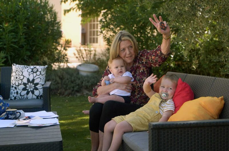 Ist die Rente noch sicher? – Bild: Anne Misselwitz /​ Helga Hofmann, Estelles Mutter, kümmert sich um ihre beiden Enkel Markus und Marius, während Estelle arbeitet.