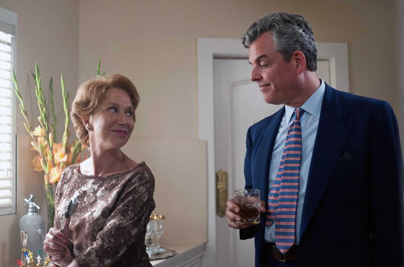 Hitchcock – Bild: 2012 Twentieth Century Fox Film Corporation/​All rights reserved /​ Drehbuchautor Whitfield Cook (Danny Huston) macht Alma Reville (Helen Mirren), der Frau Hitchcocks, Avancen. Davon geschmeichelt sagt sie zu, gemeinsam sein Drehbuch zu  …