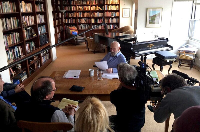 Am 15. Januar 2015, wenige Wochen nach der Fertigstellung seiner autobiografischen Memoiren, erfuhr der Schriftsteller und Neurologe Oliver Sacks (am Schreibtisch sitzend), dass er aufgrund einer fortgeschrittenen Krebserkrankung nur noch wenige Monate zu leben hat. Kurze Zeit später setzte er sich mit Regisseur Ric Burns zu einer Reihe von Interviews in seiner New Yorker Wohnung zusammen. Fünf Tage lang, insgesamt achtzig Stunden – umgeben von Familie und Freunden, Büchern, Mineralien und Notizbüchern gefüllt mit sechs Jahrzehnten des Denkens und Schreibens über das menschliche Gehirn – sprach er über sein Leben und Werk, seine Träume und Ängste und sein unaufhörliches Gefühl des Staunens über die natürliche Welt und den Platz der Menschen darin. – Bild: WDR/Steeplechase Am 15. Januar 2015, wenige Wochen nach der Fertigstellung seiner autobiografischen Memoiren, erfuhr der Schriftsteller und Neurologe Oliver Sacks (am Schreibtisch sitzend), dass er aufgrund einer fortgeschrittenen Krebserkrankung nur noch wenige Monate zu leben hat. Kurze Zeit später setzte er sich mit Regisseur Ric Burns zu einer Reihe von Interviews in seiner New Yorker Wohnung zusammen. Fünf Tage lang, insgesamt achtzig Stunden – umgeben von Familie und Freunden, Büchern, Mineralien und Notizbüchern gefüllt mit sechs Jahrzehnten des Denkens und Schreibens über das menschliche Gehirn – sprach er über sein Leben und Werk, seine Träume und Ängste und sein unaufhörliches Gefühl des Staunens über die natürliche Welt und den Platz der Menschen darin. – Bild: WDR/Steeplechase