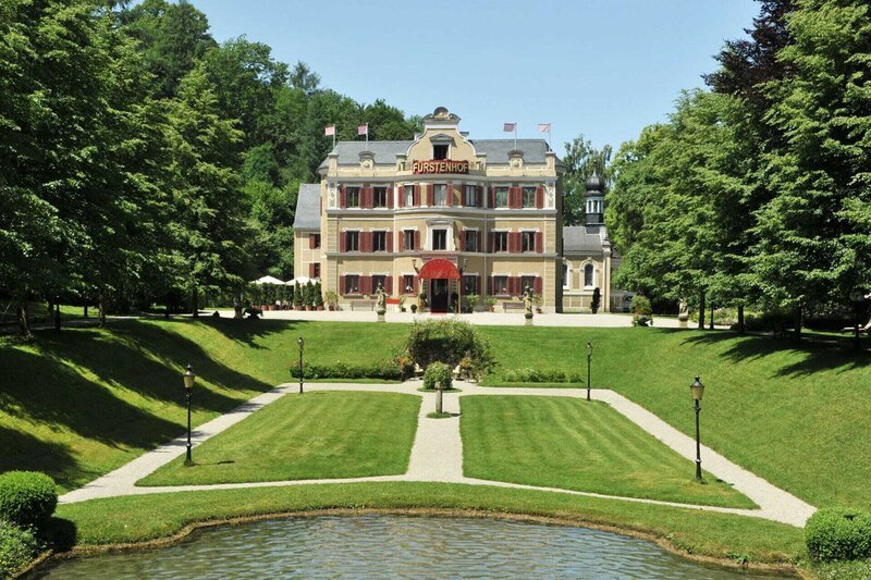 Der Fürstenhof, ein fiktives oberbayerisches Luxushotel, ist Schauplatz der erfolgreichsten Telenovela im deutschen Fernsehen. – Bild: ARD/​Ann Paur