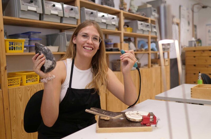 Elli Kallis geht einem Handwerk nach, das die Menschheit nachweislich schon seit 40.000 Jahren beschäftigt: Sie ist Elfenbeinschnitzerin. – Bild: HR