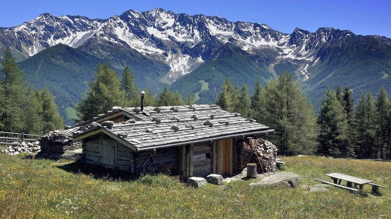 Berghütte mit Blick auf die Dureck-Gruppe im Ahrntal. – Bild: BR/​HR/​Rolf Bickel