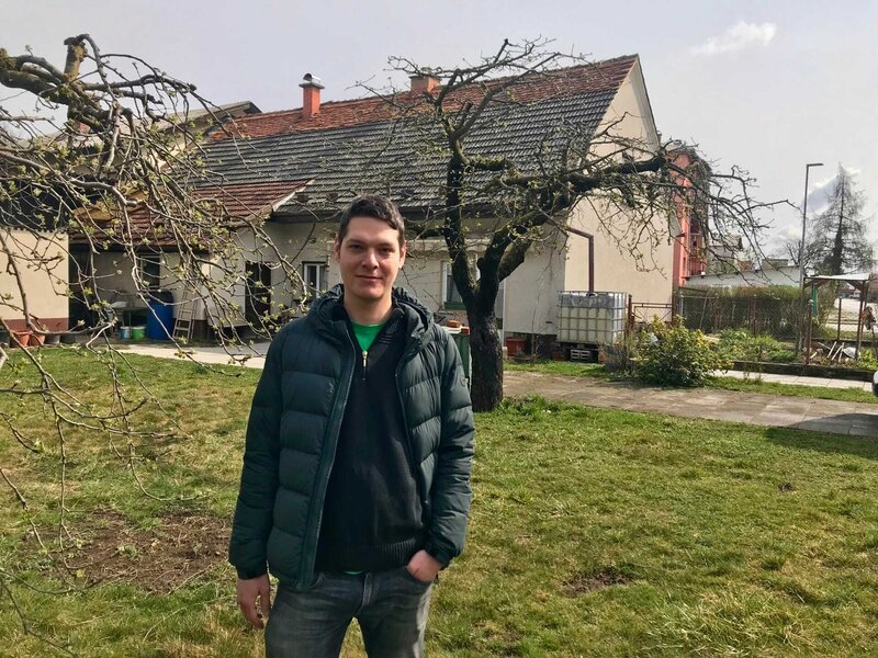 Andrej FiderÅ¡ek vor seinem renovierungsbedürftigen Haus im slowenischen Žalec. Er will sein altes Stadthaus umbauen – ganz ohne Abfall und nur mit dem schon verbautem Material, im Sinne der Kreislaufwirtschaft. – Bild: Almut Gronauer / BR / BR /Almut Gronauer Andrej FiderÅ¡ek vor seinem renovierungsbedürftigen Haus im slowenischen Žalec. Er will sein altes Stadthaus umbauen – ganz ohne Abfall und nur mit dem schon verbautem Material, im Sinne der Kreislaufwirtschaft. – Bild: Almut Gronauer / BR / BR /Almut Gronauer
