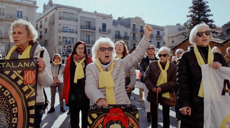 Die Katalanin Maria Avens (Mitte) und ihre Mitstreiterinnen demonstrieren seit dem verbotenen Referendum jeden Tag in der Stadt Reus südwestlich von Barcelona für die katalanische Unabhängigkeit. Die gelben Schals sind Symbole dafür. – Bild: WDR/The Big Story Die Katalanin Maria Avens (Mitte) und ihre Mitstreiterinnen demonstrieren seit dem verbotenen Referendum jeden Tag in der Stadt Reus südwestlich von Barcelona für die katalanische Unabhängigkeit. Die gelben Schals sind Symbole dafür. – Bild: WDR/The Big Story