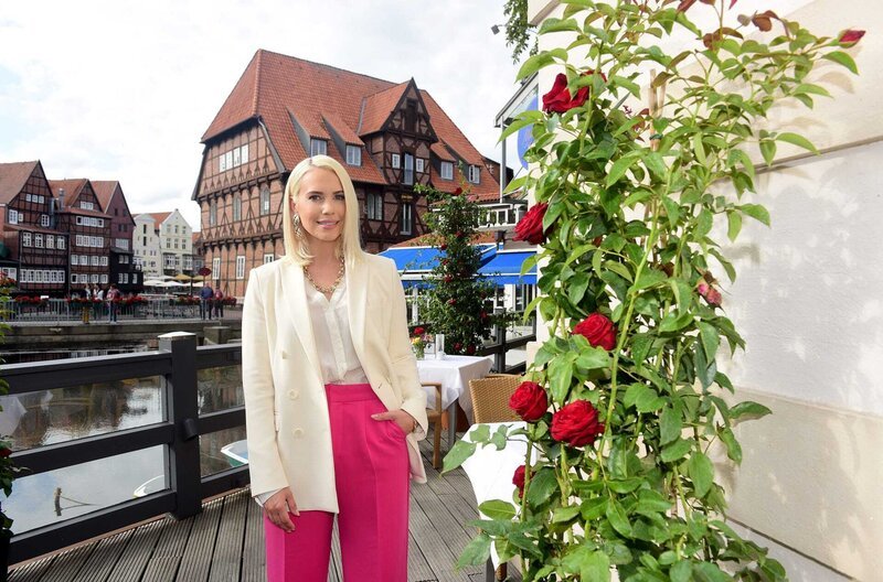 ARD ROTE ROSEN, Telenovela, 18. Staffel mit neuen Folgen ab (13.10.20), montags bis freitags um 14:10 Uhr im Ersten. Amelie Fährmann (Lara-Isabelle Rentinck) © ARD/​Nicole Manthey, honorarfrei – Verwendung gemäß der AGB im engen inhaltlichen, redaktionellen Zusammenhang mit genannter ARD-Sendung bei Nennung „Bild: ARD/​Nicole Manthey“ (S2). ARD-Programmdirektion/​Bildredaktion, Tel: 089/​5900–23534, bildredaktion@DasErste.de – Bild: ARD/​Nicole Manthey /​ ARD-Programmdirektion