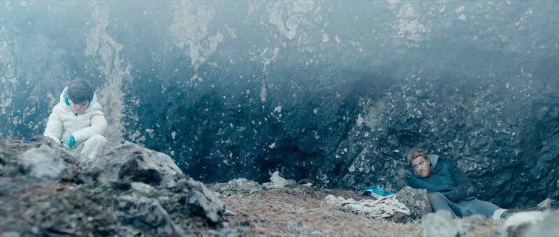 Aaron wants to become a family with his girlfriend and her 8-year-old son, but a trip in the Italian Dolomites that Aaron plans to win the boy’s respect turns into something potentially more tragic when fog sets in and he loses the boy. – Bild: rbb/​SWR/​Echo Film