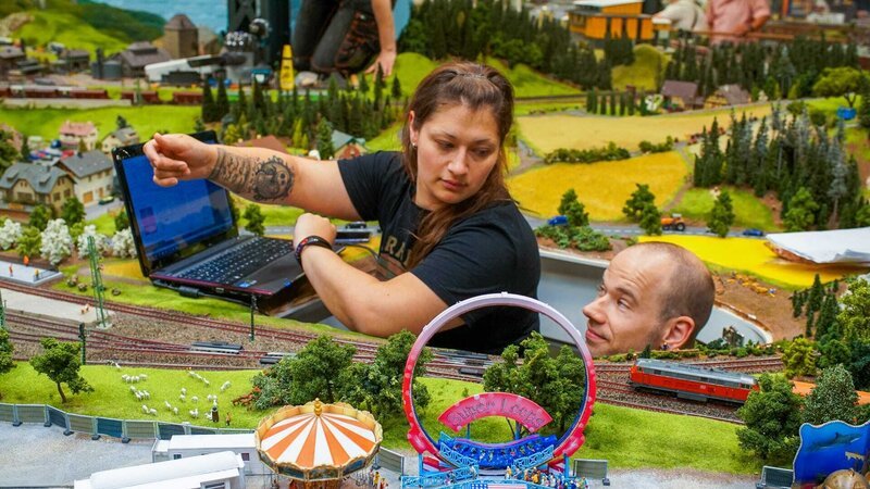 Die Erbauer müssen dafür sorgen, dass die Fahrgeschäfte dem Dauerbetrieb des Wunderlandes standhalten. – Bild: WeltN24 GmbH Die Erbauer müssen dafür sorgen, dass die Fahrgeschäfte dem Dauerbetrieb des Wunderlandes standhalten. – Bild: WeltN24 GmbH