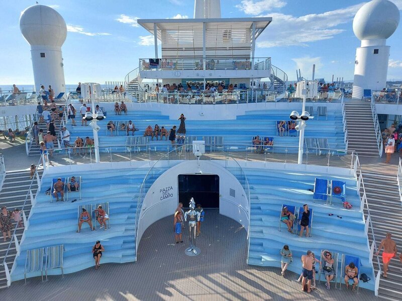 6.730 Passagiere lassen es sich auf dem schwimmenden Luxus-Hotel „Costa Toscana“ mit 21 Restaurants, 19 Bars und vier Pools gut gehen. Die Verwendung des sendungsbezogenen Materials ist nur mit dem Hinweis und Verlinkung auf RTL+ gestattet. – Bild: RTL /​ Spiegel TV GmbH