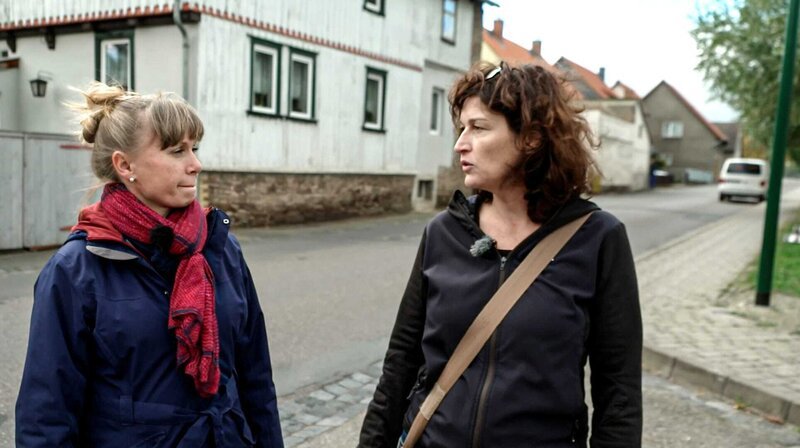 Ruth Fiedler (re.), hier mit MDR-Reporterin Jana Merkel, tritt offen gegen rechtsextreme Strukturen ein – Bild: MDR/Michael Damm Ruth Fiedler (re.), hier mit MDR-Reporterin Jana Merkel, tritt offen gegen rechtsextreme Strukturen ein – Bild: MDR/Michael Damm