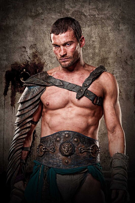Von seiner ebenfalls verschleppten und zur Sklaverei verurteilten Frau Sura getrennt, versucht der thrakische Heeresführer Spartacus (Andy Whitfield) als Gladiator zu überleben, um irgendwann seine geliebte Frau wiederzufinden. Doch das Wiedersehen währt nur kurz … – Bild: Spartacus:Ę Blood and Sand ©2009 Starz Entertainment, LLC