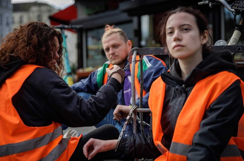 Straßenblockade durch Aktivisten der „letzten Generation“ auf dem Kurfürstendamm in Berlin. – Bild: SWR/Gordon Welters / SWR Presse/Bildkommunikation Straßenblockade durch Aktivisten der „letzten Generation“ auf dem Kurfürstendamm in Berlin. – Bild: SWR/Gordon Welters / SWR Presse/Bildkommunikation