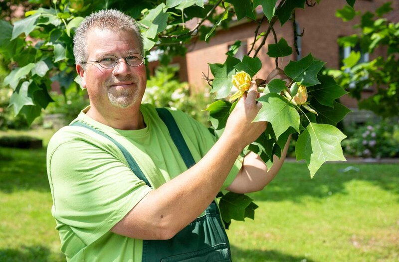 Gastgeber Michael Stücke lädt heute zu seinem „Land und lecker“-Menü ein. – Bild: WDR/​Melanie Grande