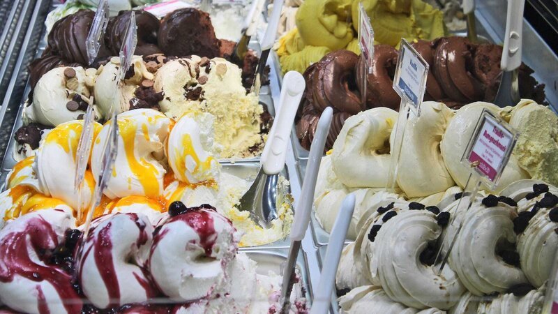 Bildunterschrift: In den heißeren Monaten locken hunderte Eiscafés der Hauptstadt Touristen und Einheimische mit außergewöhnlichen Kreationen. – Bild: N24 Doku Bildunterschrift: In den heißeren Monaten locken hunderte Eiscafés der Hauptstadt Touristen und Einheimische mit außergewöhnlichen Kreationen. – Bild: N24 Doku