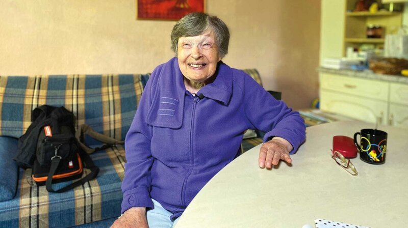 Thea Arensmann in ihrem Zimmer. – Bild: SWR