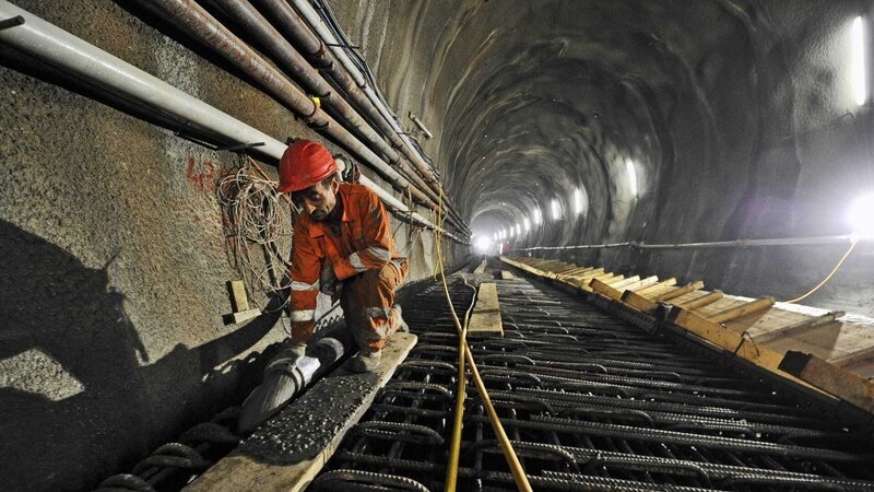 Bildunterschrift: 6.000 Männer und Frauen waren an Planung und Bau des Gotthard Tunnels beteiligt. – Bild: WELT