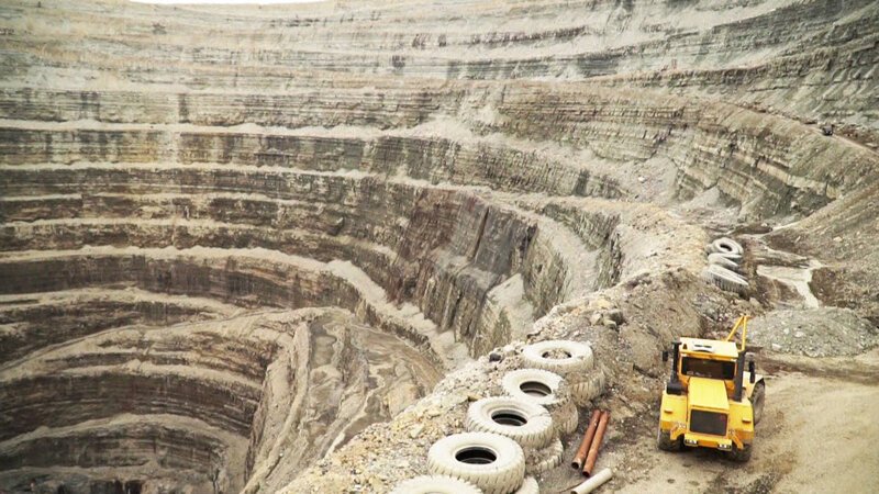 Die Diamantenmine Udatschny im nordöstlichen Teil Russlands zählt zu den tiefsten Minen, die im Tagebau betrieben werden. – Bild: BILD