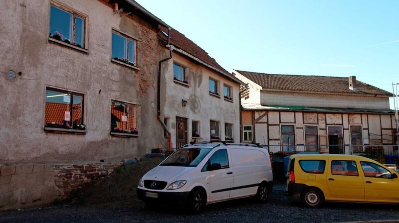 Völkische Siedler bauen den alten Gasthof in Wienrode offenbar zu einem kulturellen Zentrum um. – Bild: MDR/​Christian Werner