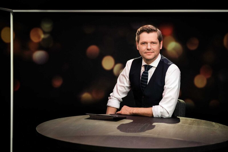 Moderator Urs Gredig – Bild: SRF/​Oscar Alessio