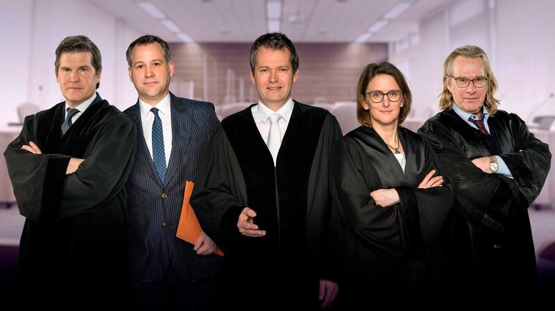 (v.l.n.r.) Ulrich Bremer, Pressesprecher und Oberstaatsanwalt, Jan Orth, (eigentlich Prof. Jan Orth) – Pressesprecher und Vorsitzender Richter am Landgericht Köln Achim Hengstenberg, Vorsitzender Richter am Landgericht Köln, Brigitte Rosenbaum, Anwältin, Arno Dhein, Strafverteidiger – Bild: phoenix/​WDR