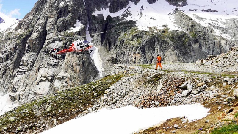 Fuer seine Einsaetze im Hochgebirge verwendet Peter Schwitter einen Helikopter – Bild: SPIEGEL TV