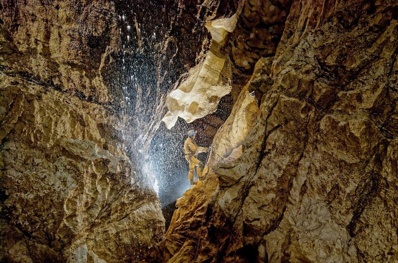 Ein Höhlenforscher steigt an einem Wasserfall in der Riesending-Schachthöhle hinab. – Bild: Filmwelt Verleihagentur/Dr. Wolfgang Zillig / © Filmwelt Verleihagentur/Dr. Wolfgang Zillig Ein Höhlenforscher steigt an einem Wasserfall in der Riesending-Schachthöhle hinab. – Bild: Filmwelt Verleihagentur/Dr. Wolfgang Zillig / © Filmwelt Verleihagentur/Dr. Wolfgang Zillig