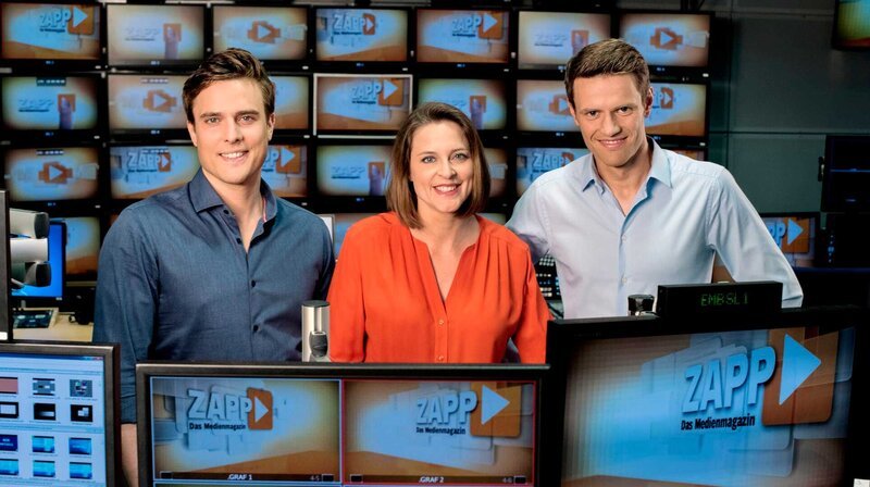 NORDDEUTSCHER RUNDFUNK Neue Moderation bei ZAPP – mit Constantin Schreiber, Kathrin Drehkopf und Johannes Jolmes Constantin Schreiber, Kathrin Drehkopf und Johannes Jolmes (v.l.n.r.) © NDR/​Thorsten Jander, honorarfrei – Verwendung gemäß der AGB im Rahmen einer engen, unternehmensbezogenen Berichterstattung im NDR-Zusammenhang bei Nennung „Bild: NDR/​Thorsten Jander“ (S2), NDR Presse und Information/​Fotoredaktion, Tel: 040/​4156–2306 oder -2305, pressefoto@ndr.de – Bild: NDR/​Thorsten Jander /​ NDR Presse und Information