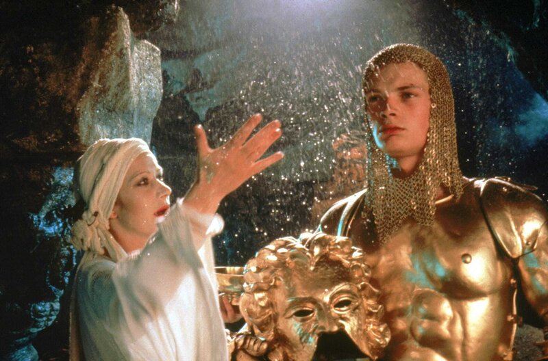 Excalibur – Bild: Orion Pictures Company /​ Die Zauberin Morgana (Helen Mirren) will ihren Halbbruder vom Thron stoßen und ihren Sohn Mordred (Robert Addie) zum Herrscher machen. Eine verzauberte Rüstung soll ihn schützen.