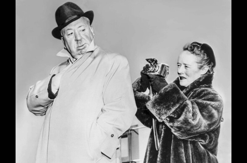 Alma war die Partnerin und rechte Hand des „Master of Suspense“. – Bild: AF archive/​Alamy Stock Photo /​ Alma war die Partnerin und rechte Hand des Spannmeisters.