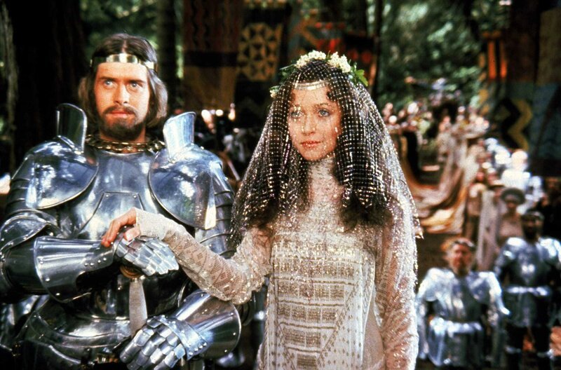 König Artus (Nigel Terry) und Guinevere (Cherie Lunghi) schwören ihre Liebe auf Excalibur. – Bild: Orion Pictures Company /​ König Arthur (Nigel Terry) und Guinevere (Cherie Lunghi) schwören ihre Liebe auf Excalibur.