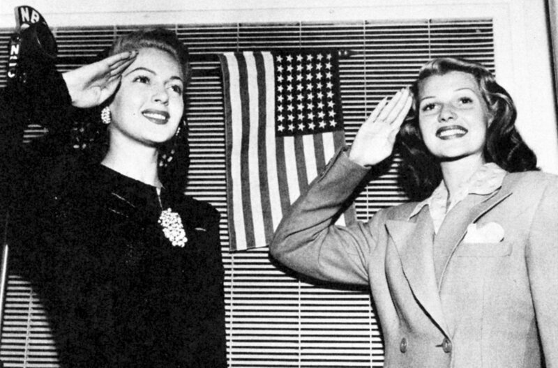 Lana Turner (li.) und Rita Hayworth (re.) auf einer Tournee zur Unterstützung der US-amerikanische Marine – Bild: ARTE France /​ © Lou Valentino